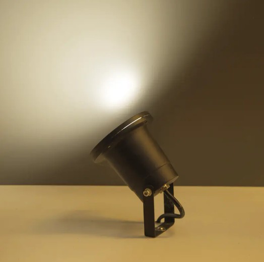 Hur säkerställer man att DL21010 Spot Light uppnår hög effektivitet och energibesparing?
